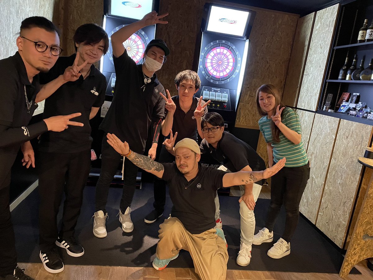 PyZg6yHADIi0y1E's tweet image. アズハウス初の他店舗との交流戦でした。
僕は何もしてませんが、みんなのお陰で、なんやかんやで勝てました。みんなダーツ、楽しんでくれたでしょうか?
来週はアウェーで2回目の交流戦なので、ダーツ練習がんばりまーす