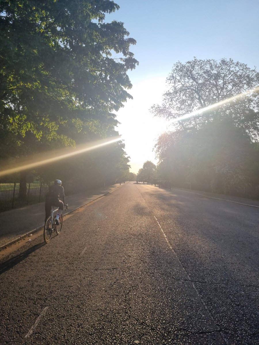 Rush hour. 
.
#rushhour #commuting #anotherway #greensolutions #activetravel #thankyoucycling