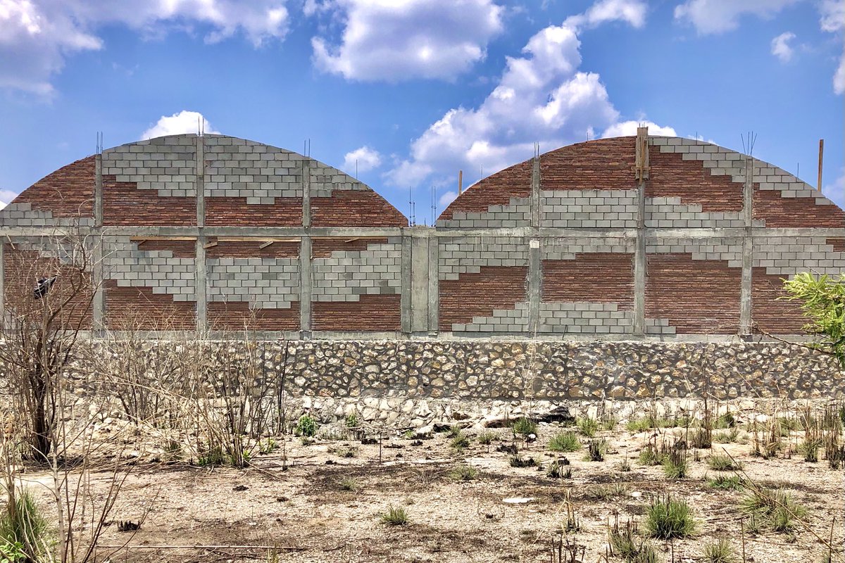 ricarqespinosa's tweet photo. #ProcesodeObra
Bodegas y Estación de Pesaje “El Limón”.
Vista Posterior.
Muros cabeceros Bodega 2 y 3.
Muro de ladrillo de la “Riviera de Cupía”, ladrillo de Cintalapa y block hueco @adoblockschis
#Arquitectura #Chiapas
#TEArquitectos https://t.co/ER2ioa7vFF