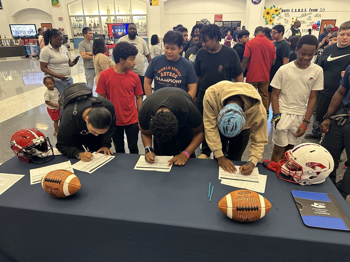 davis__football's tweet photo. Middle School Night was a HUGE success! 🙌🏿 Thank you to all the parents &amp; students that came out &amp; visited us at Davis. 

Thank you also to all the coaches, teachers and fellow staff who helped make this event a success! 

#BOD https://t.co/3np4ar0Boe