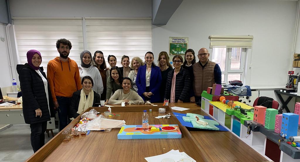 isttba's tweet photo. Tasarım Beceri Atölyeleri Akademisi "Sınıf Öğretmenlerine Yönelik Kazanım Temelli STEM Eğitimi Programı"nda  öğretmenlerimiz mühendislik tasarım sürecini kullanarak etkinlik uygulamalarına başladılar. @memleventyazici @istanbulilmem @AhmetBrlkkara1 @Ist_Akademiler @uskudarmem https://t.co/FeY0D3gqgk