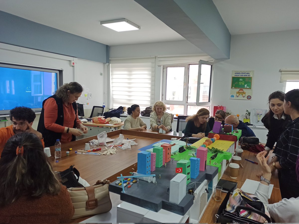isttba's tweet photo. Tasarım Beceri Atölyeleri Akademisi "Sınıf Öğretmenlerine Yönelik Kazanım Temelli STEM Eğitimi Programı"nda  öğretmenlerimiz mühendislik tasarım sürecini kullanarak etkinlik uygulamalarına başladılar. @memleventyazici @istanbulilmem @AhmetBrlkkara1 @Ist_Akademiler @uskudarmem https://t.co/FeY0D3gqgk