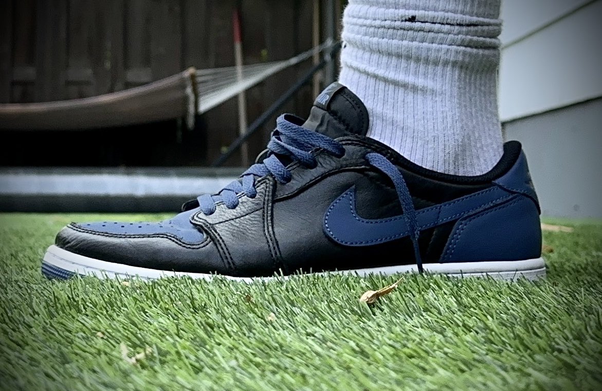 DJKingJam's tweet photo. #kotd
Eh… I’m on vacation 😏
… and yes, my friend has the longest artificial turf known to man!
🌾🤣🌾 
@Jumpman23 @Nike #yoursneakersaredope #AJ1 #OGLows #jordans #mysticnavy #VacaMode #wdywt #sneakerhead #snkrsliveheatingup https://t.co/GJ3Wcv4lMD