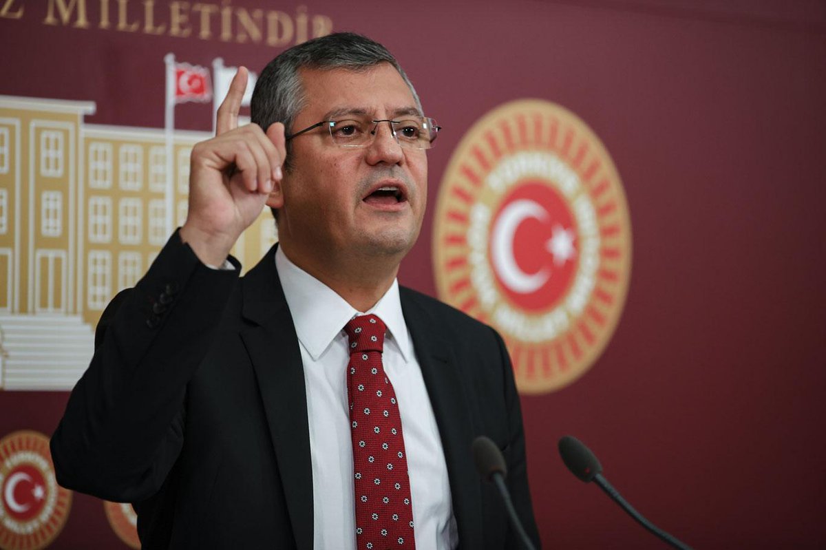 Özgür Özel: Yemin törenini ikinci turdan sonraya bırakmaya çalışıyorlar. Sebebi AKP'nin Meclis’e taşıdığı 4 HÜDA PAR’lı.

Yemin metnine itiraz ediyorlar; 'değişmelidir' diyorlar.