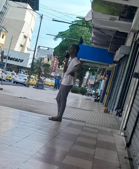 shittyy_posting's tweet photo. 🚨the Bolivar Jaramillo serve cunt in California with this cheap minimalist outfit from El Titan https://t.co/V2vJJTYRag