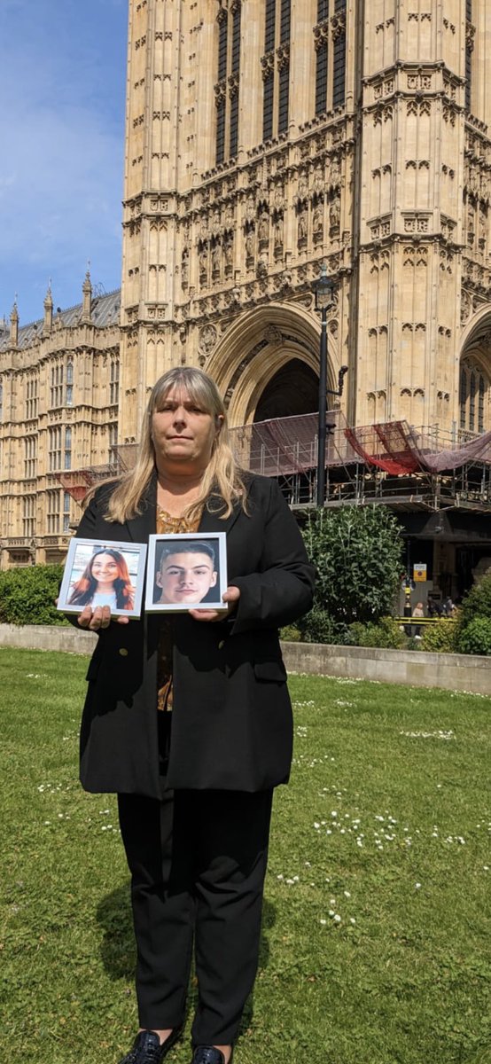 Chappers2013's tweet photo. This incredible lady @JulieTa05742189 was at Westminster with @EssexPFCC campaigning against the sale of large knives.
#LiamTaylorLegacy #RIPFish #bleedkits #knifecrime https://t.co/7Uz3Mhlru0