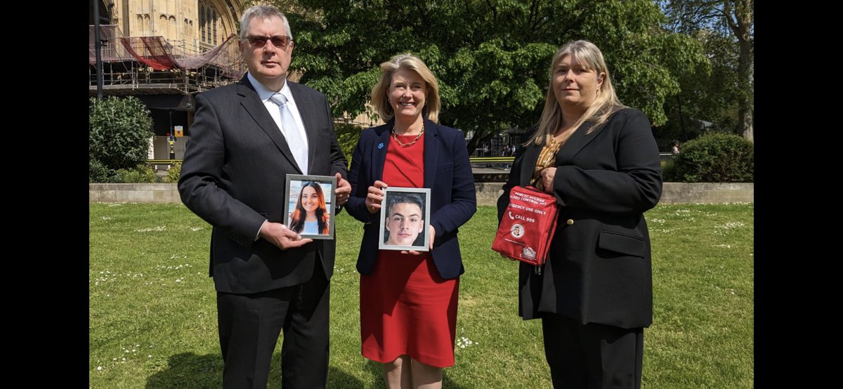 Chappers2013's tweet photo. This incredible lady @JulieTa05742189 was at Westminster with @EssexPFCC campaigning against the sale of large knives.
#LiamTaylorLegacy #RIPFish #bleedkits #knifecrime https://t.co/7Uz3Mhlru0