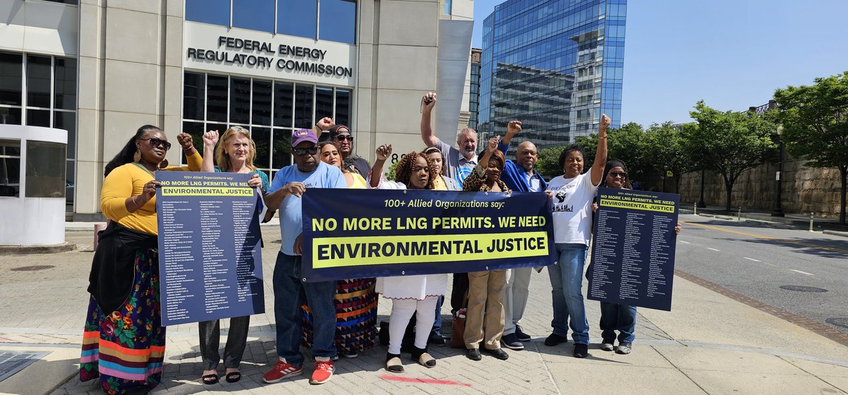 Frontlines2ferc's tweet photo. Today we started at #FERC and now we are #live on #CapitolHill with @SenMarkey reintroducing the Ban #fossilfuels Export Act. Watch here: https://t.co/LqxhyNWkyc https://t.co/HwJjGbfcJ3