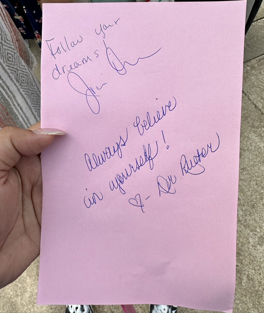 Our <a href="/ELGINISD_EE/">Elgin Elementary School</a> school newspaper had the pleasure of interviewing former EISD superintendent, Dr. Duron, and current superintendent <a href="/JanaRueter/">Jana Rueter</a>! 4th grade journalists wrapped up their time together by asking for autographs! #FinishStrong