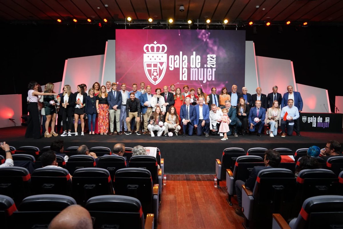 ♀️𝔾𝕒𝕝𝕒 𝕕𝕖 𝕝𝕒 𝕄𝕦𝕛𝕖𝕣 𝟚𝟘𝟚𝟛 🚺

📸 Foto familiar 📸

👏🏻 Termina la I Gala de la Mujer celebrada en la Ciudad del Fútbol de las Rozas 👏🏻

#GaladelaMujer