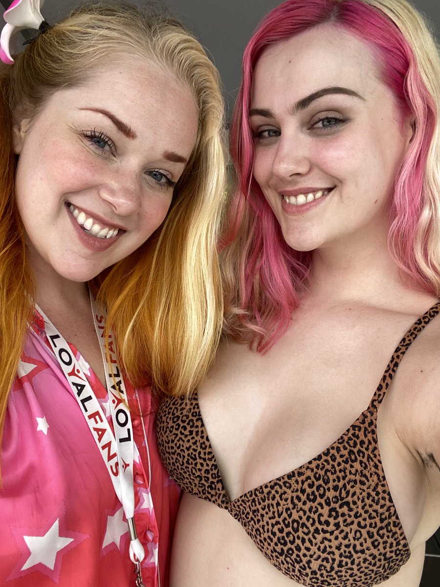 I had so much fun at Xbiz Miami!! I was so busy I barely got any photos! But i got some with these amazing people @wtfnicolette @johnnystonecb and @LatexBarbie_ 😍😍😍 and there were so many other incredible beings that i did not get to get photos with but I loved y’all too 🥹💖