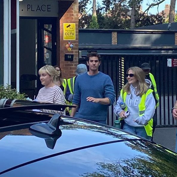 morethanpeter3's tweet photo. How long is this scene that both are still wearing the same clothes? 🤔 #needmoreinfo #weliveintime #andrewgarfield https://t.co/EO4DIxF6cC