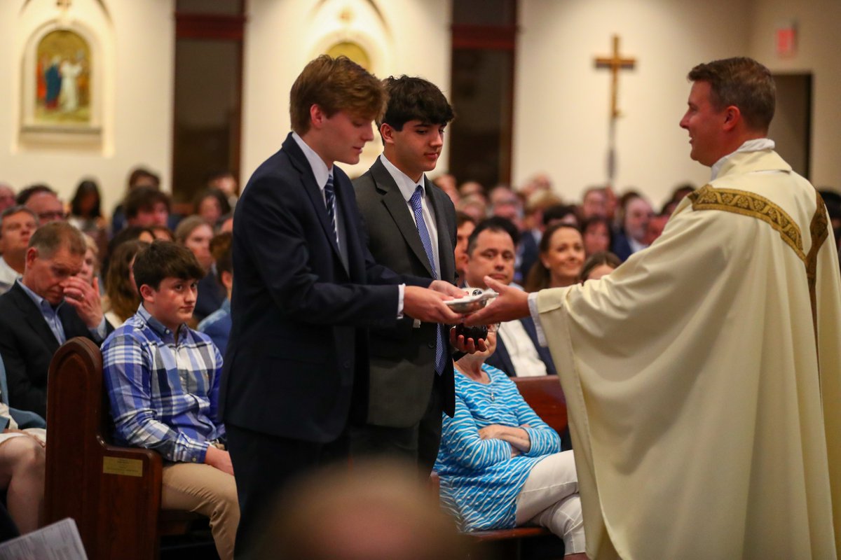 CBALincroft's tweet photo. 📸 from last night's 2023 Baccalaureate Mass! A special night for our graduates and their families.

Thank you to Father Chris Dayton '06 for being our celebrant!

#BuiltOnTradition
#BrothersForever https://t.co/yuKA5z72HU