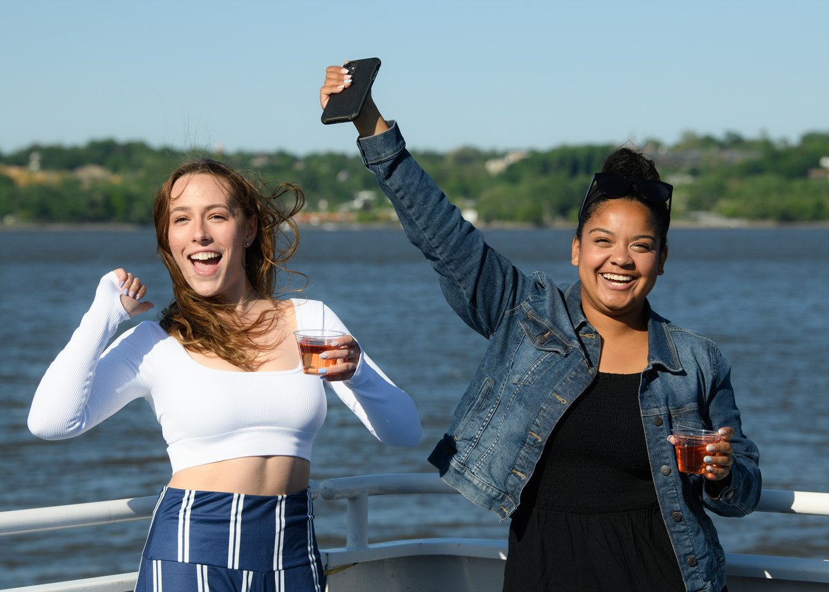 msmc_ny's tweet image. Sailing into Commencement on Saturday like... ⛴️

The Class of 2023 set sail on a Hudson River dinner cruise to celebrate the end of an amazing four years at the Mount! #msmcny #MSMC2023