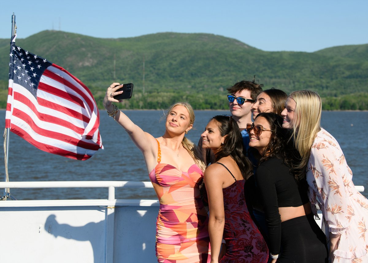 msmc_ny's tweet image. Sailing into Commencement on Saturday like... ⛴️

The Class of 2023 set sail on a Hudson River dinner cruise to celebrate the end of an amazing four years at the Mount! #msmcny #MSMC2023