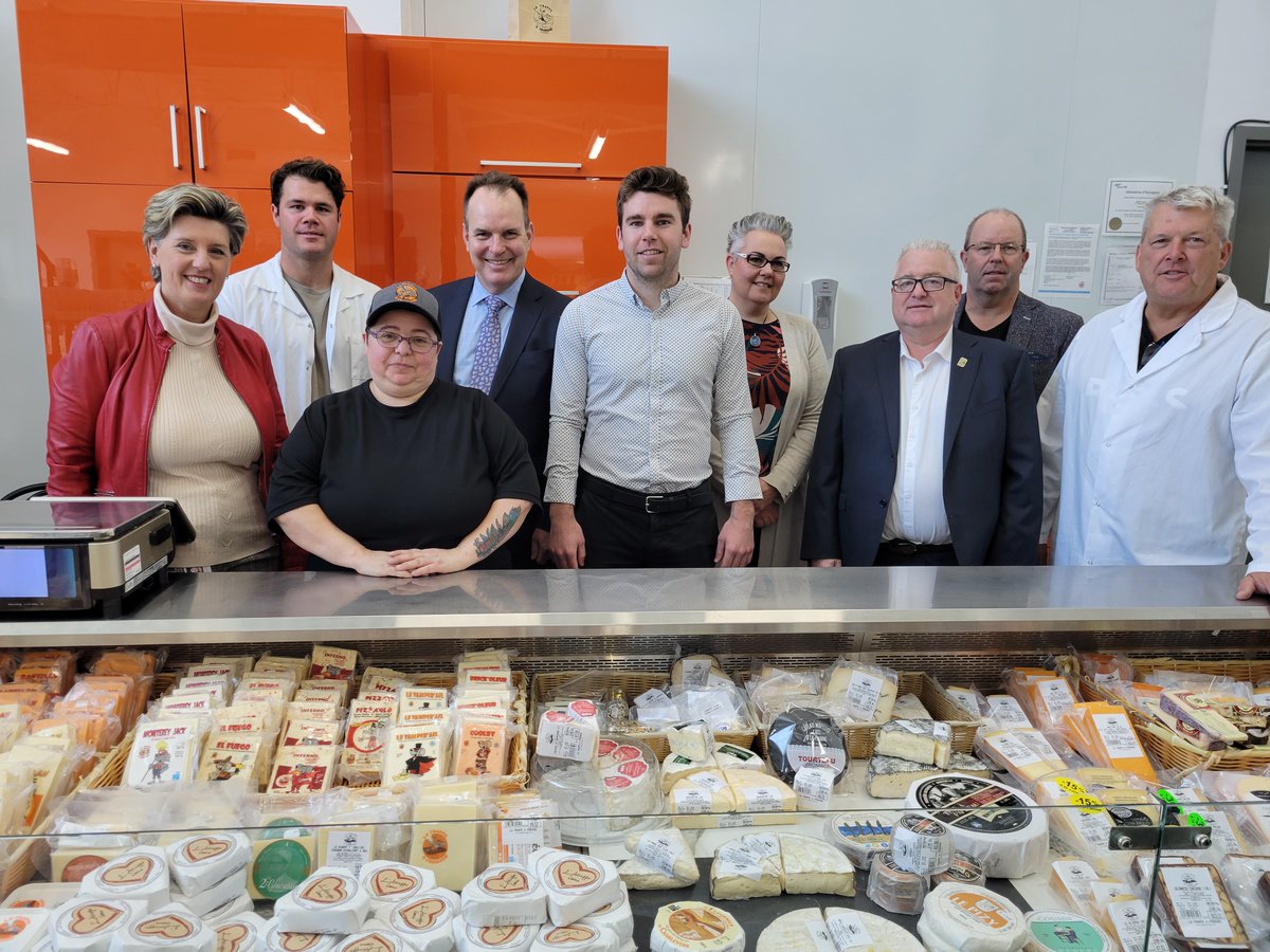 mclaudebibeau's tweet photo. Le paysage québécois est marqué de plusieurs fromageries qui font la fierté locale.
À La Trappe à Fromage de Gatineau en compagnie de @stevenmackinnon, on a annoncé un investissement de 1,5M$ pour accroitre leur capacité.
👉 https://t.co/R4XLzS32Qw https://t.co/Wktstg09Ve