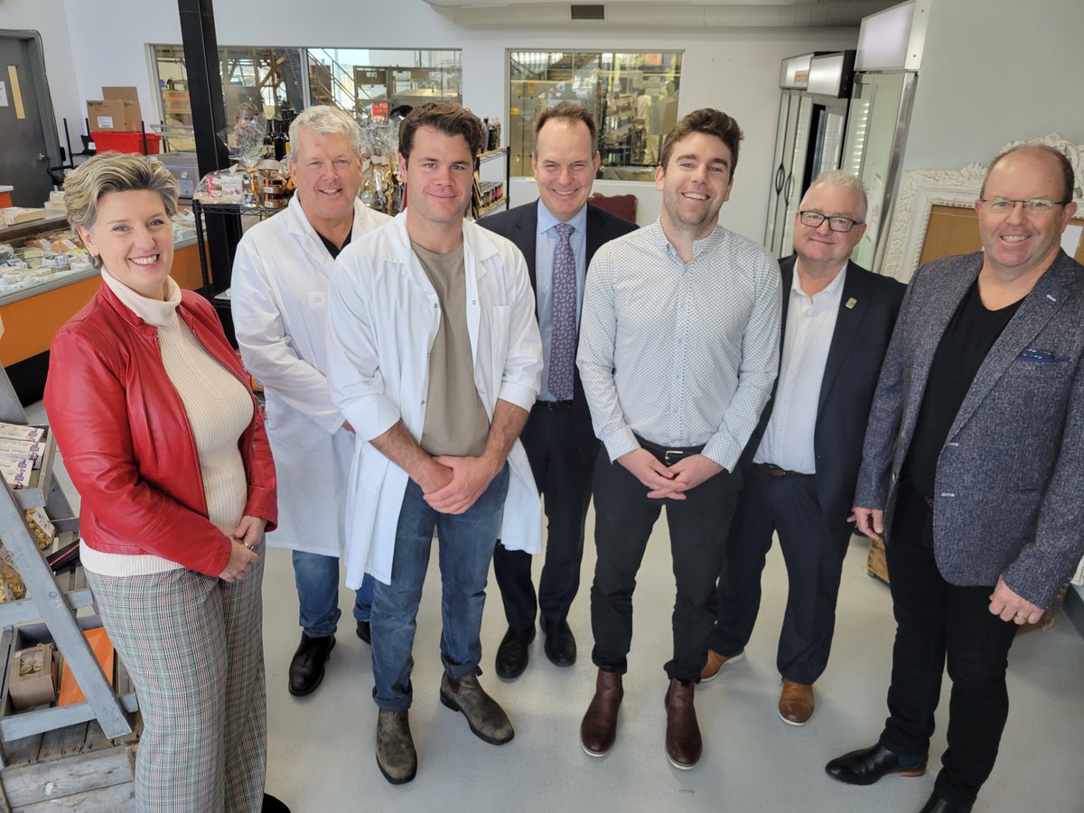 mclaudebibeau's tweet photo. Le paysage québécois est marqué de plusieurs fromageries qui font la fierté locale.
À La Trappe à Fromage de Gatineau en compagnie de @stevenmackinnon, on a annoncé un investissement de 1,5M$ pour accroitre leur capacité.
👉 https://t.co/R4XLzS32Qw https://t.co/Wktstg09Ve