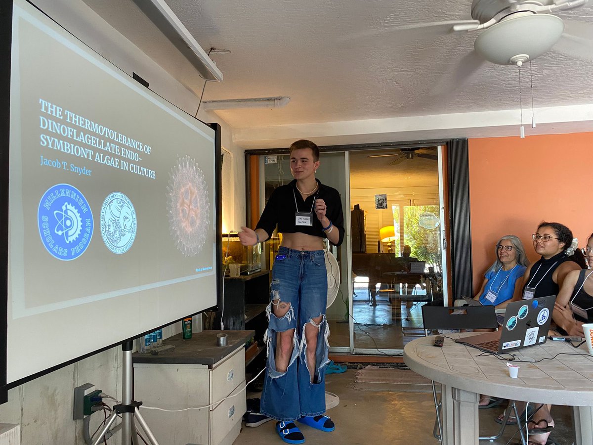 Thank you <a href="/mochamedusae/">Victoria Sharp</a> and @momedinamunoz for your support in completing my thesis and funding me to present at the #Cassiopea Workshop! It was a pleasure meeting my fellow #Cassiopeople!