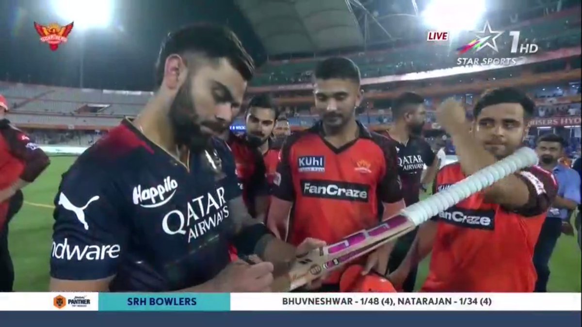 mufaddal_vohra's tweet photo. Virat Kohli signing bats for SRH players.

Beautiful gesture from the King! https://t.co/yQC7DaV3XT