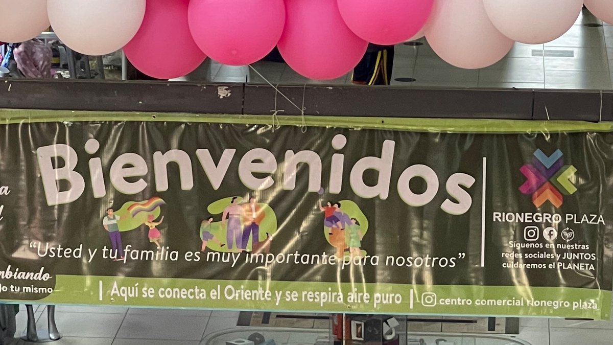 andreshlan's tweet photo. “Usted y tu Familia es muy importante…” No sabemos tutear definitivamente . 😅
#disenadorgrafico 
#Marketing 
@RAEinforma https://t.co/NWFcnwWtoO