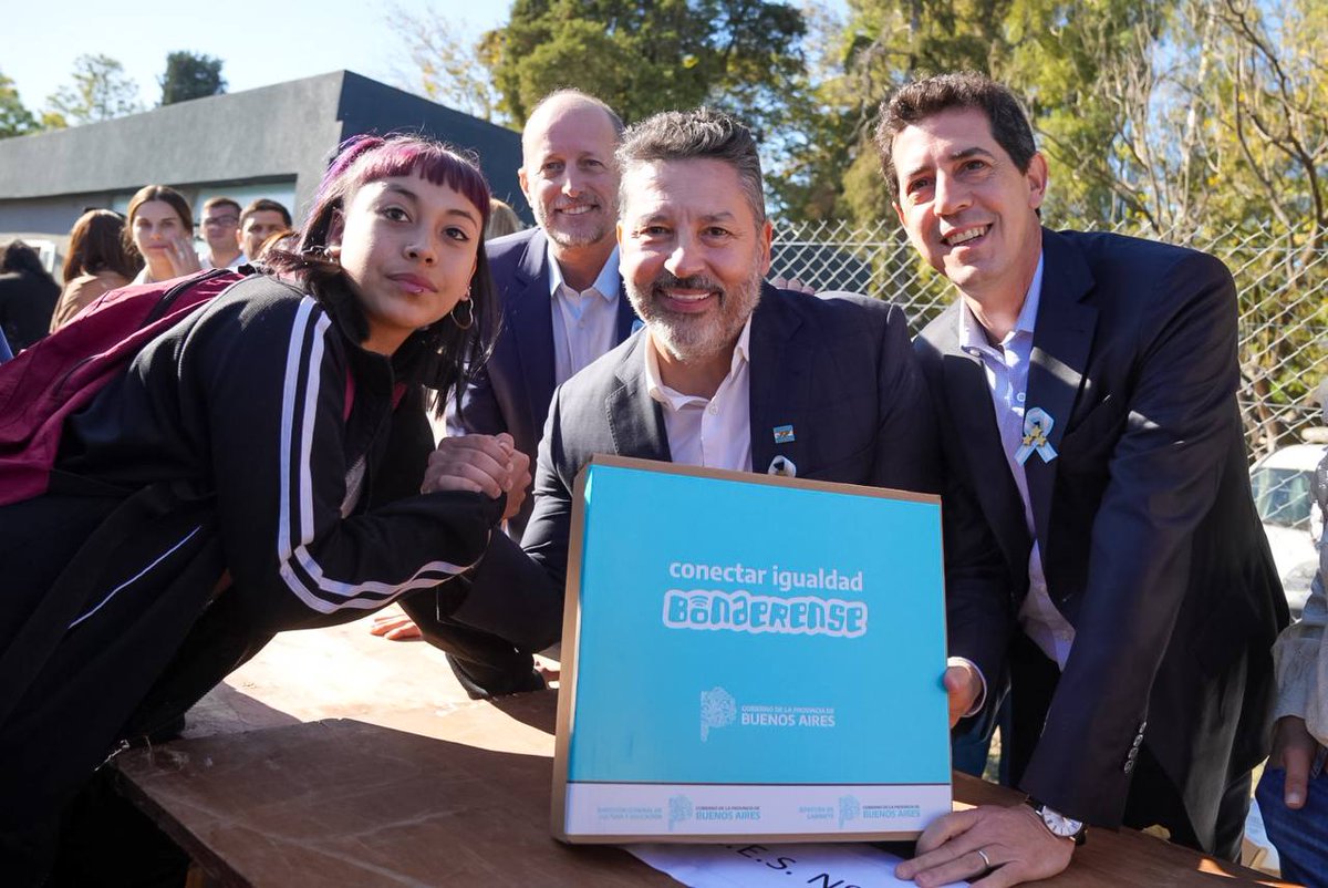 gustavomenendez's tweet photo. El programa CONECTAR IGUALDAD BONAERENSE, se hizo presente en Merlo.

Entregamos 3743 netbooks a nuestros jóvenes Merlenses... seguimos apostando a la educación y la igualdad de condiciones para nuestros chicos y chicas

@wadodecorrido @minsaurralde @KarinaMenendez0 https://t.co/8oJHBfwT4p