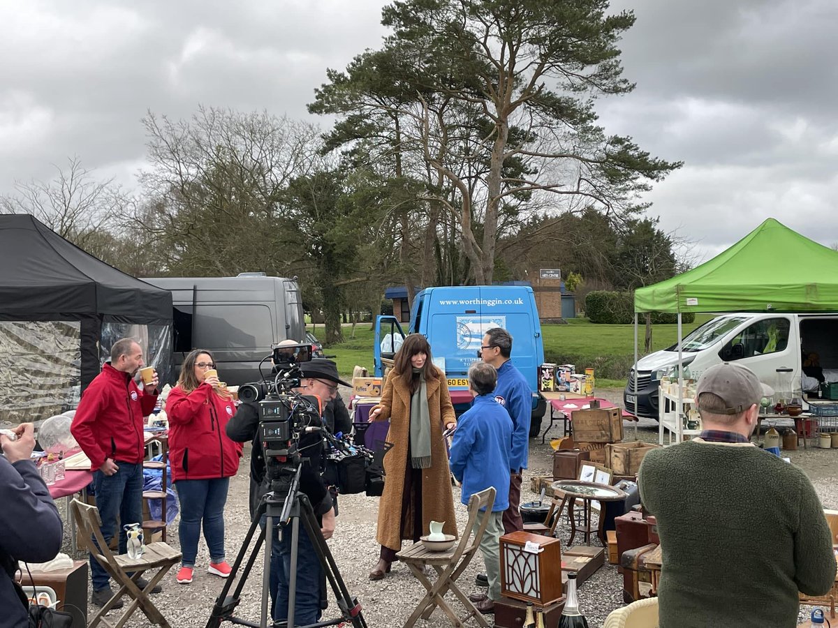 WorthingGin's tweet photo. Where’s Worthing Gin? 
We're on a future episode of Bargain Hunt!

.
.
.

#bargainhunt #ginsanity #ginginandmoregin #lettheginbegin #illdrinktothat #gingingin #gin #worthingbeach #gintime #ginoclock #gincocktails #ginspiration #neverstopginning #ginspiration https://t.co/i03F1W2zo6
