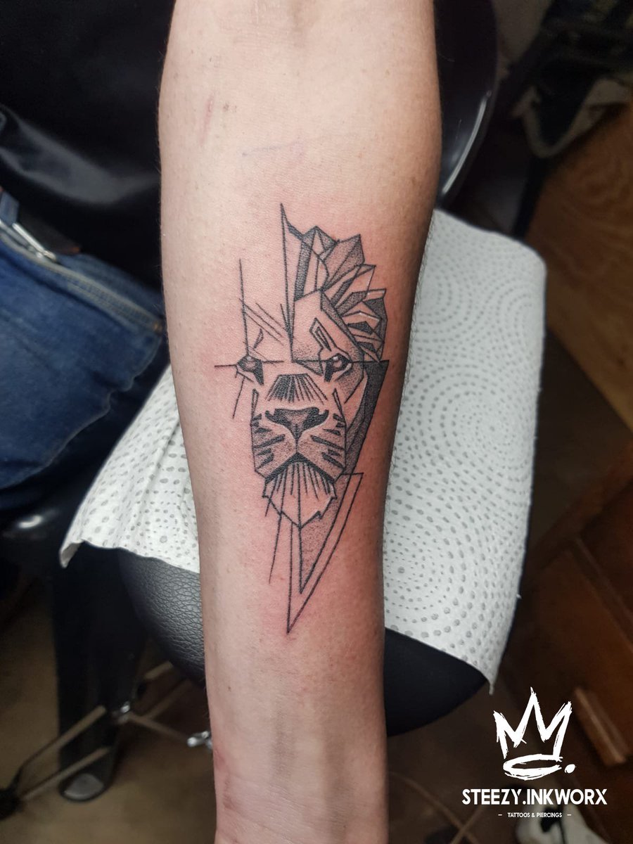 steezy_skindoc's tweet photo. Line work tattoo🔥🦁
#steezyinkworx #tattooartist #linetattoo #Johannesburg #westonaria https://t.co/UlEtPW0GSE