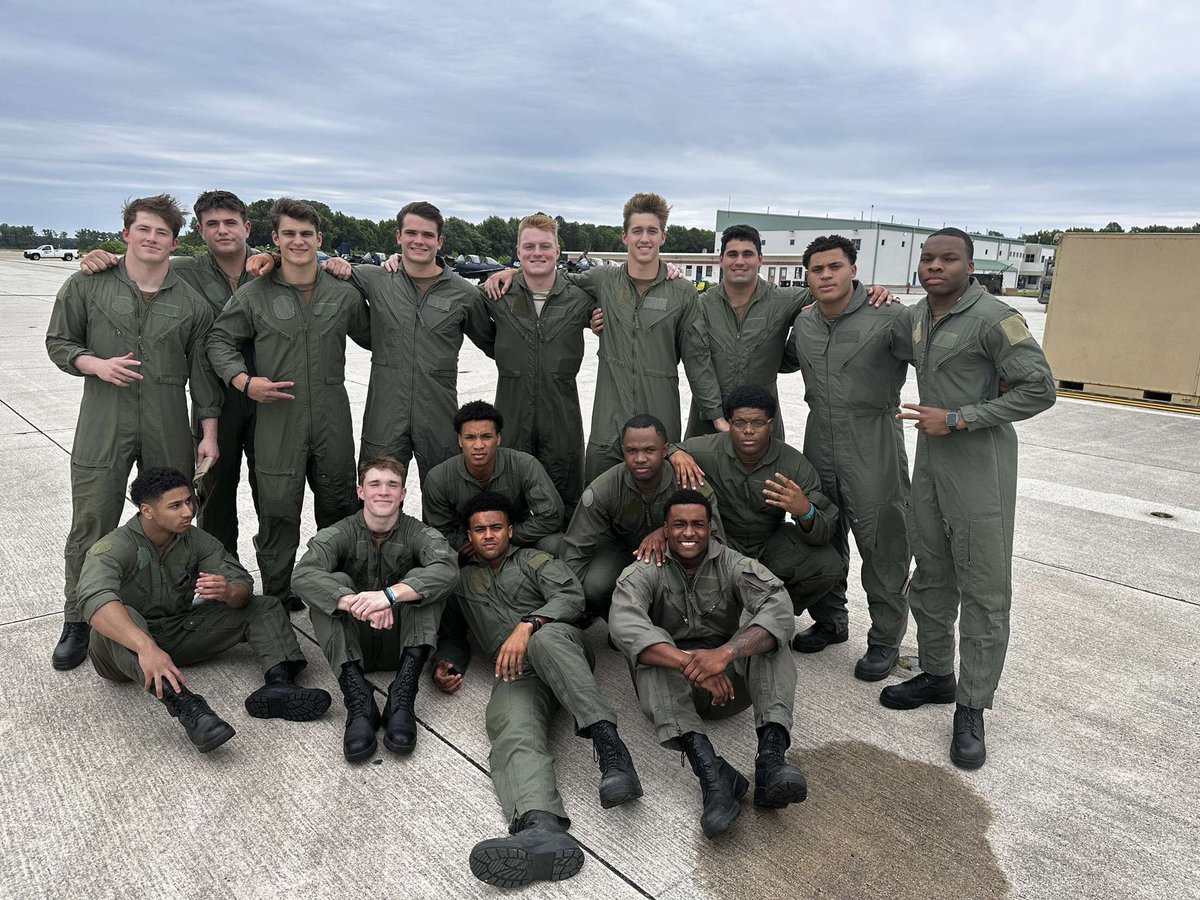 NavyAthletics's tweet image. . @NavyFB players in Norfolk during @NavalAcademy summer training.  This group is with a FA-18 squadron.