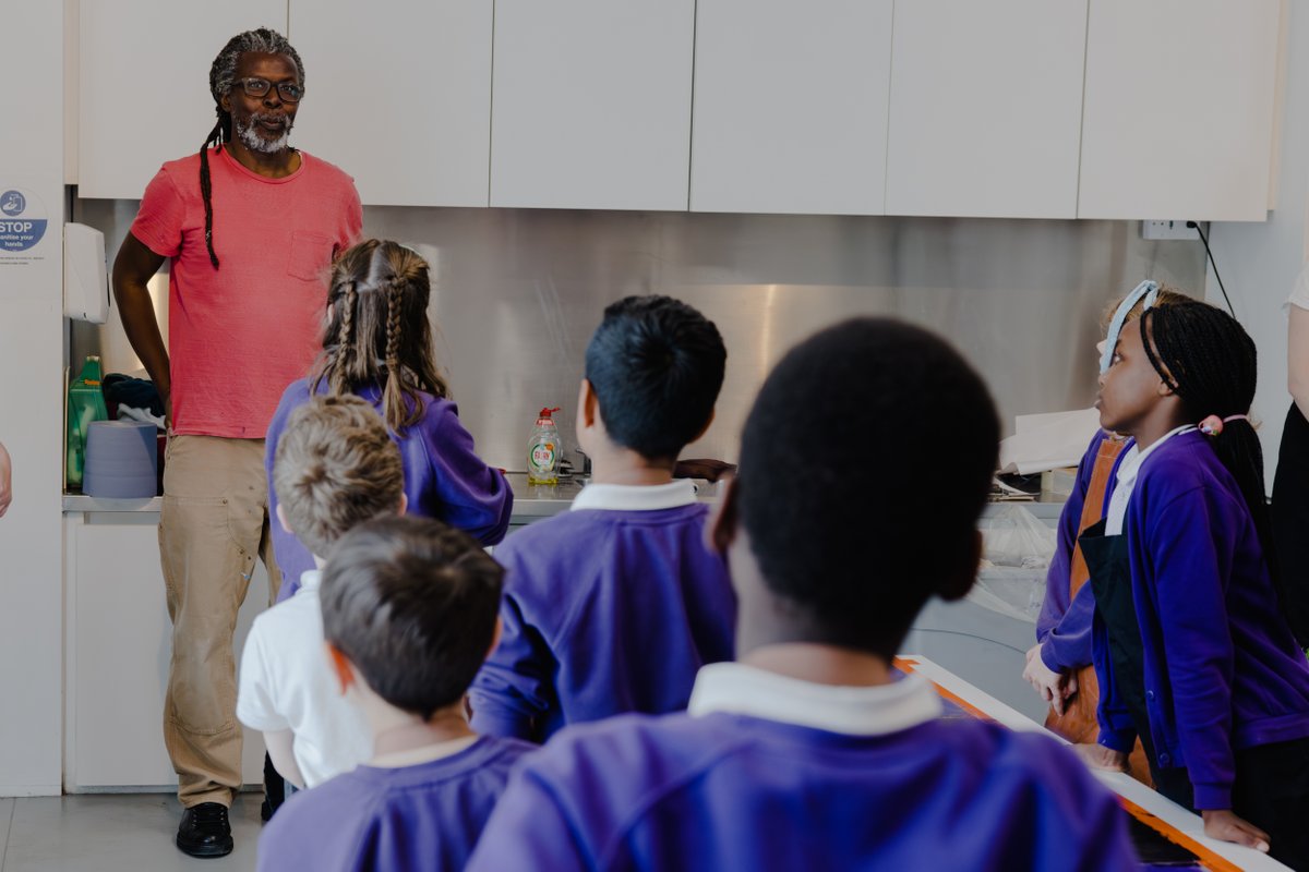 HepworthGallery's tweet photo. Today Hurvin Anderson popped down from installing his exhibition to answer questions from a very excited group of Year 5 pupils participating in our School Prints project. Check out some of their reactions below.
#hepworthwakefield #schoolprints #hurvinanderson #wakefield https://t.co/tKt69wB3o1