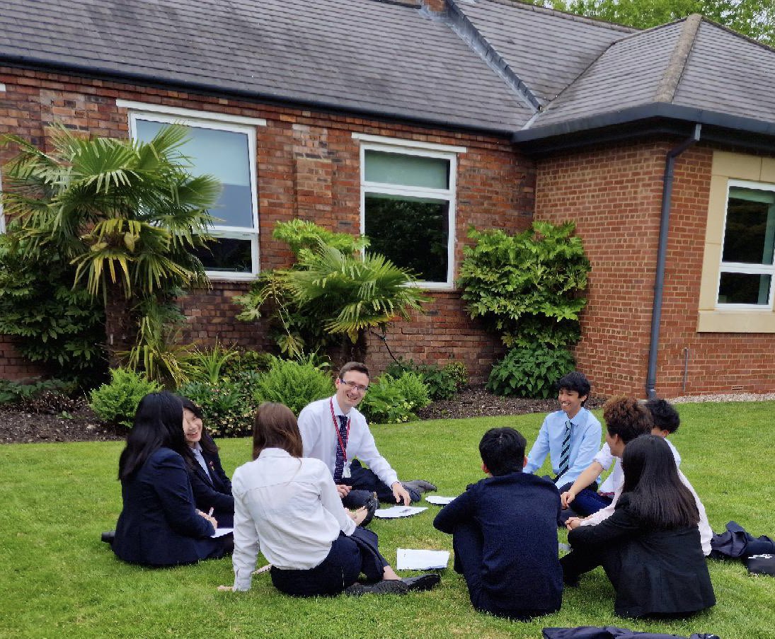 BromsSchool's tweet photo. Taking work outside of the classroom…
Mr Phillips and the extension biology group discussing life this afternoon on the lawn. #BromsBiology #BromsScience #OutdoorLearning https://t.co/YhgRQ3QrRL