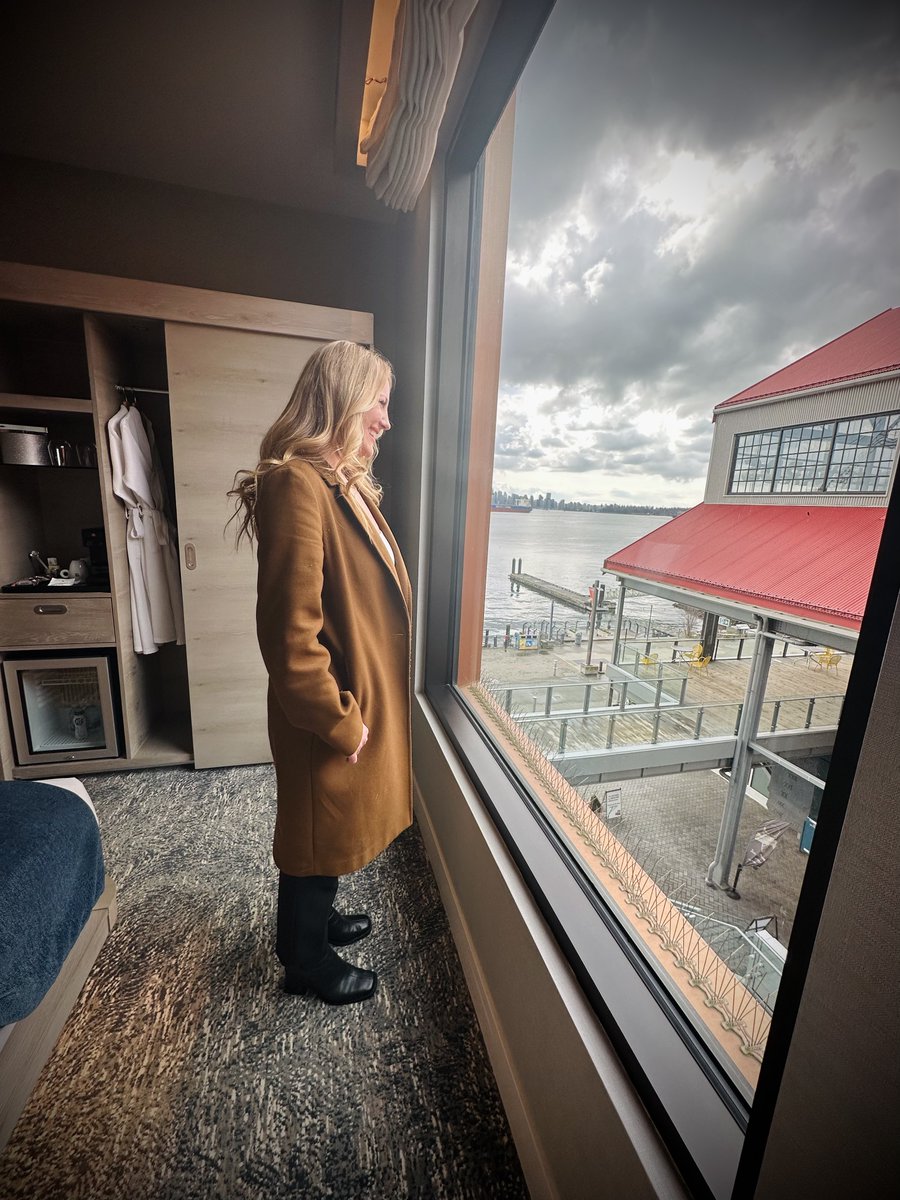 Have a work trip planned and looking for a place to stay that’s walking distance to all the best restaurants and shopping?! Check out Seaside Hotel located in North Vancouver and in the heart of shipyards ❤️