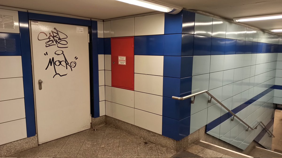 MuellerEberstei's tweet photo. @BVG_Kampagne . Wer kennt ihn nicht? Den Band-Proberaum in der U-5/Frankfurter Tor. ROCK!! Immer sehr kurzweilig hier zu warten und den Gitarrenriffs durch die Lüftungsschlitze zuzuhören. Akustisch besser als Vieles in der U-Bahn 😜. P.S. Kann man bei Urbanis anmieten.... https://t.co/yR5KRWlK4Z