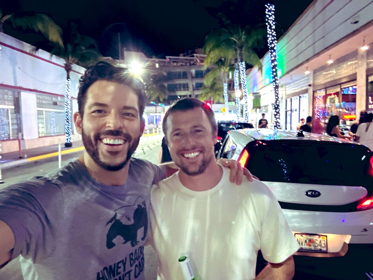 FranciscoBTC's tweet photo. Always bullish talking to @willreeves 💪🏽👀
#Bitcoin2023 @fold_app #RockaMoto https://t.co/B2g35neYIn