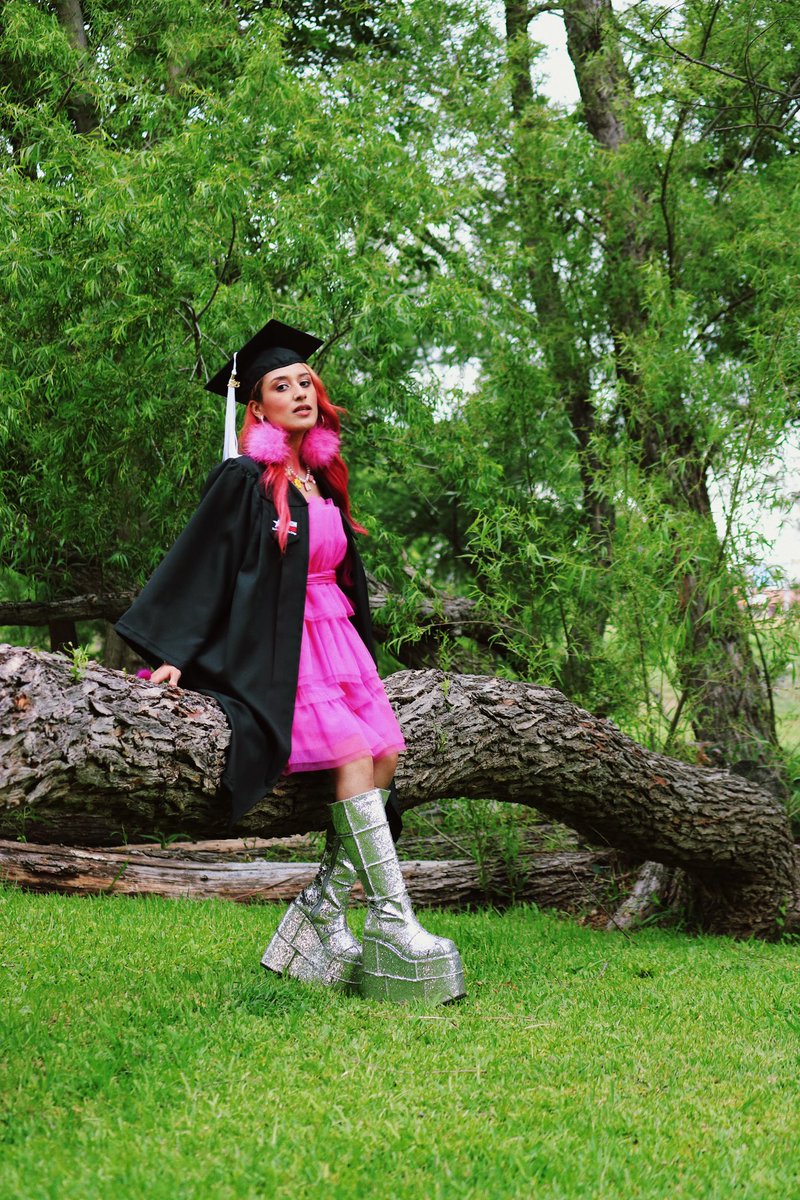 jassleenarumy's tweet photo. I GRADUATED COLLEGE🥹🎓

as a first gen I’m so proud of myself for pushing myself every single day, I never gave up on having a career&amp; I never let go of the idea that I have to give up my happy place that festivals are to me to earn it.  A boss ass bitch if you ask me ✨🎓🖤 https://t.co/cxVrJxk4fq