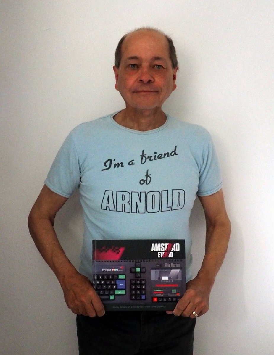 Sí, no es broma, #RolandPerry, máximo responsable de la creación del #AmstradCPC y miembro de #Amstrad estará el 30 de septiembre en Málaga para una charla en #AmstradEterno2023. Si queréis una camiseta igual, enviadnos un email a amstradeterno@gmail.com y Perry os la dedicará.