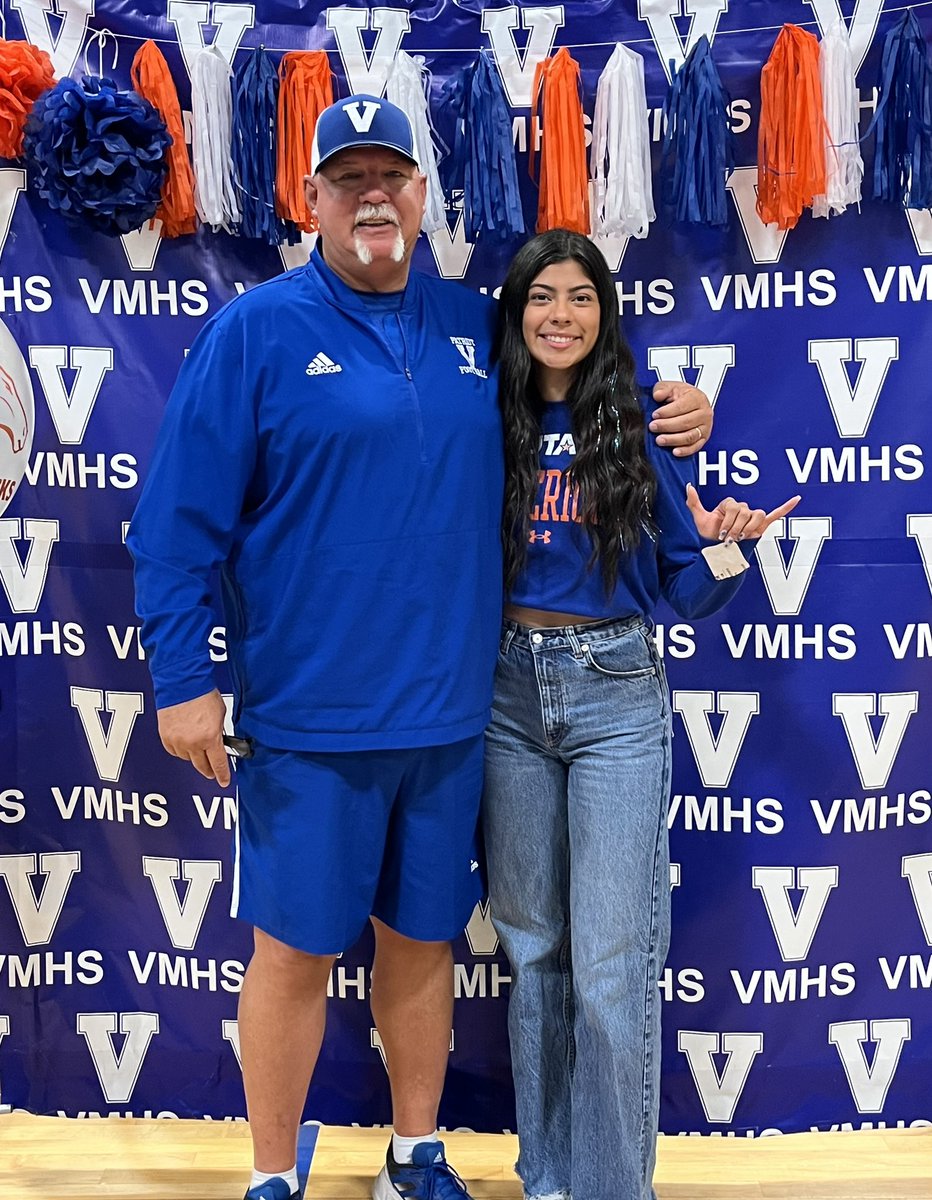 CoachGilpin's tweet photo. I was HONORED to have had the opportunity to take a picture with this terrific young lady…Carla Guerrero…on her signing celebration day, as she prepares to compete collegiately in track and field at UT-Arlington!! https://t.co/LsmX1uWsuA