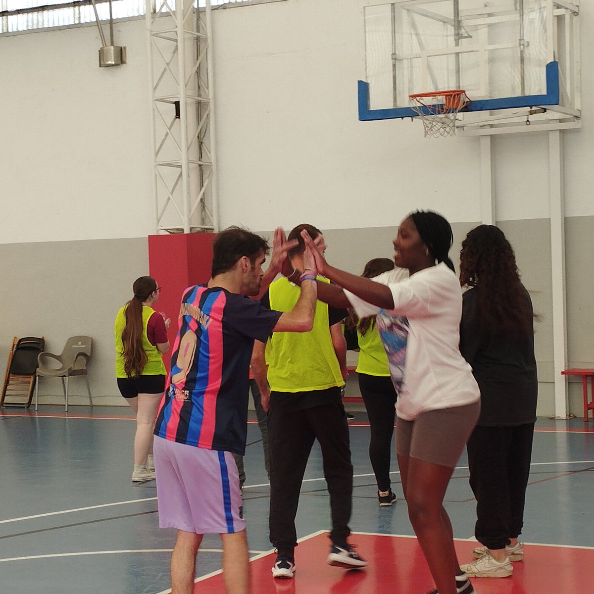 ribot_serra's tweet photo. El grup de #1rATAPSD ha participat d'una jornada esportiva la mar d'especial i hem gaudit d'allò més!
Moltes gràcies, Albert de #FUPAR per regalar-nos aquesta super experiència!!
L'esport i les relacions interpersonals claus pel benestar psicosocial.
⛹️♀️🏀⛹️♂️
#Ribot #Riboti https://t.co/50L8pQIWuS