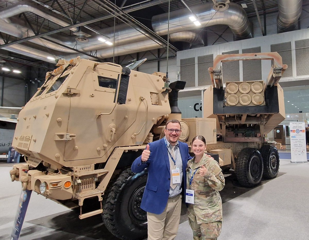 TRUFAULT's tweet image. Mientras otros hacen 📷 al #Himars, yo me he pegado una buena charla con la responsable de tiro del bicho 🇺🇲, y que me ha contado algunas cosas que aún no sabía.
Próximamente en inglés
(of course) y en mi Canal de @YouTube, #TRUFAULT Historia Militar
¡que gozada!
#Rocketlauncher