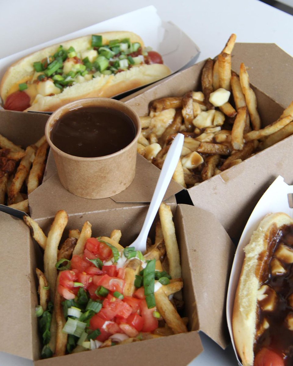 Lunch at New York Fries is always a yes! Will you try a loaded dog or a poutine during your next visit? 🌭🍟