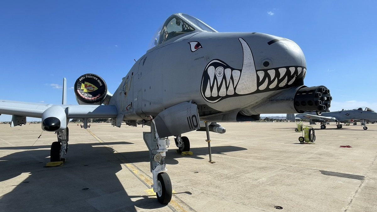 DePradoAlex's tweet image. Gracias al 303rd Fighter Squadron de la @usairforce que durante el desarrollo del #SwiftResponse23 y previs autorizacion de la @HQUSAFEAFAF nos dejaron disfrutar de los A10C que tenian basados en Zaragoza.