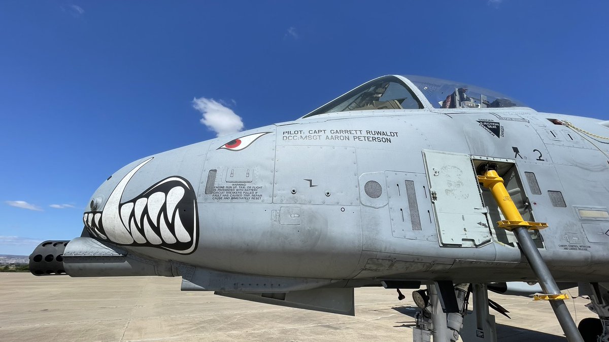 DePradoAlex's tweet image. Gracias al 303rd Fighter Squadron de la @usairforce que durante el desarrollo del #SwiftResponse23 y previs autorizacion de la @HQUSAFEAFAF nos dejaron disfrutar de los A10C que tenian basados en Zaragoza.