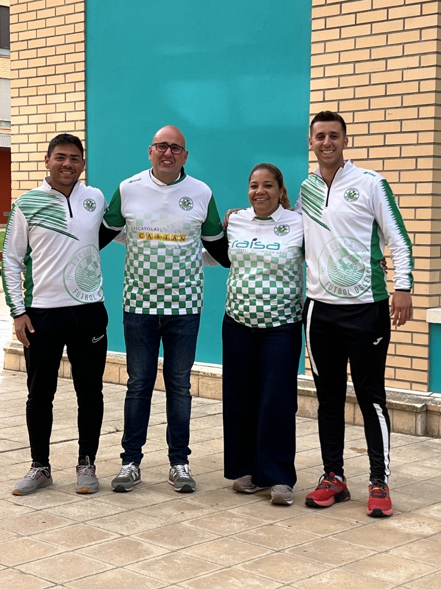 📸 | Como muestra de agradecimiento, los jugadores del equipo Benjamín D entregaron una camiseta a sus patrocinadores, Escayolas Castán y Raisa Uñas. 👕🎁 

¡Gracias por ser parte de la familia EFO! 

#AupaEFO ⬜🟩