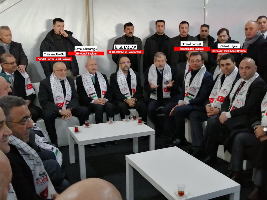 Yıl 2020 / Kudüs mitingi

CHP Genel Başkanı Kemal Kılıçdaroğlu, Hüda Par Genel Başkan vekili İshak Sağlam ile yan yana oturuyor..

Diğer isimler: Ekrem İmamoğlu, Sezgin Tanrıkulu, Temel Karamollaoğlu, Gültekin Uysal,..
