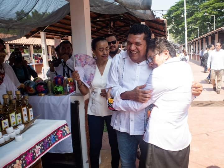 turisteandoeden's tweet photo. En mi reciente visita a la #FeriaComalcalco2023 recordé que, en mi época de alcalde, junto a la gente fundamos el Tianguis Campesino que sigue siendo un gran espacio productivo, artesanal, gastronómico y cultural. 

Me dio mucho gusto reencontrarme con los productores y artesanos https://t.co/CwBpwKawKR