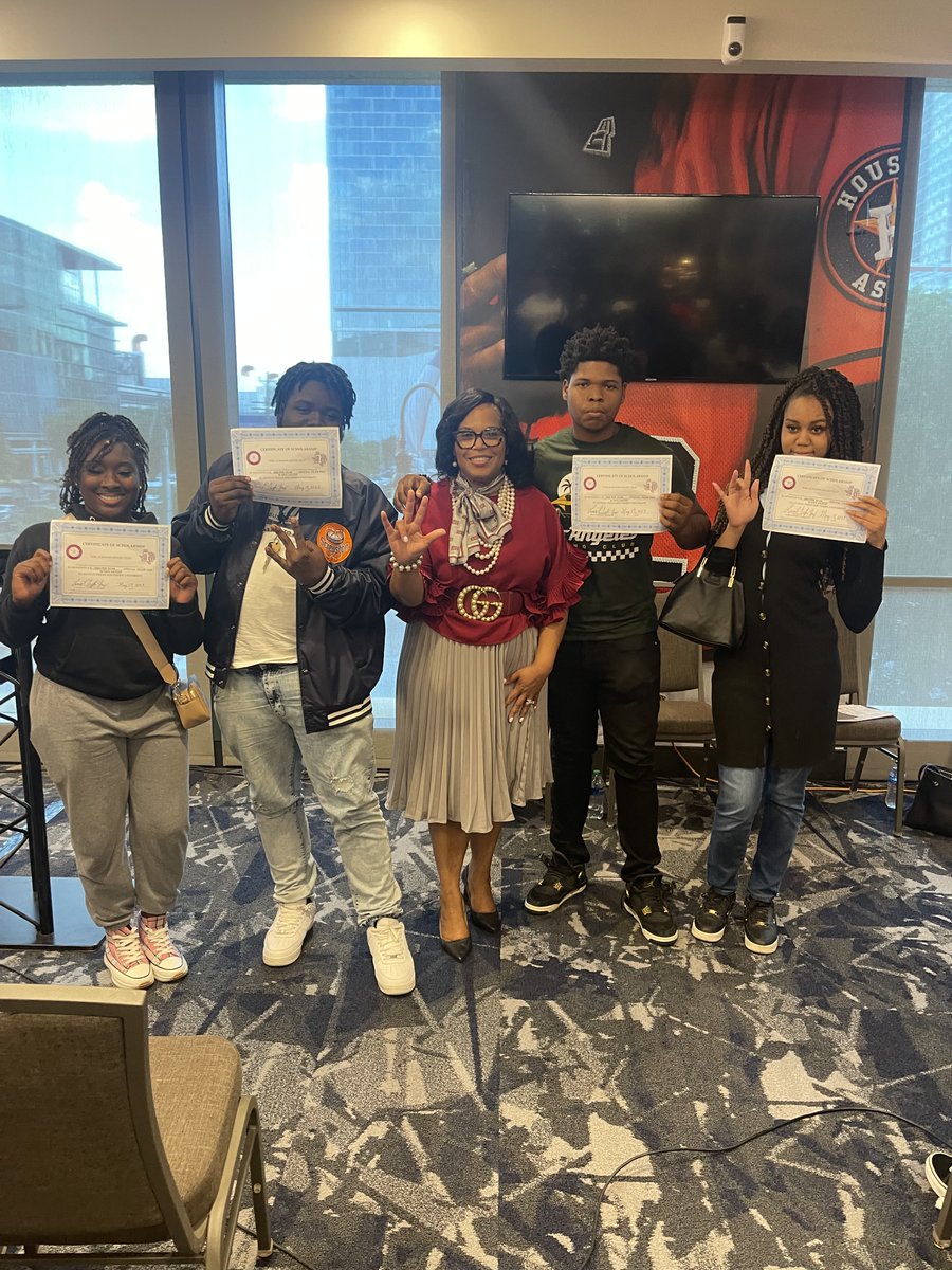 PresYoung13's tweet photo. Last night, I had the esteemed pleasure in speaking to 100 high school students from four Houston high schools for the G-Unity Leadership event at Minute Maid Park prior to the Astros game against the Chicago Cubs. 

 #texassouthernuniverity #TSUProud #Astros #gunityfoundation https://t.co/5yBt4bZbva