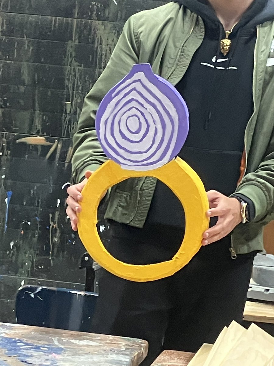 Visual pun. Onion ring.