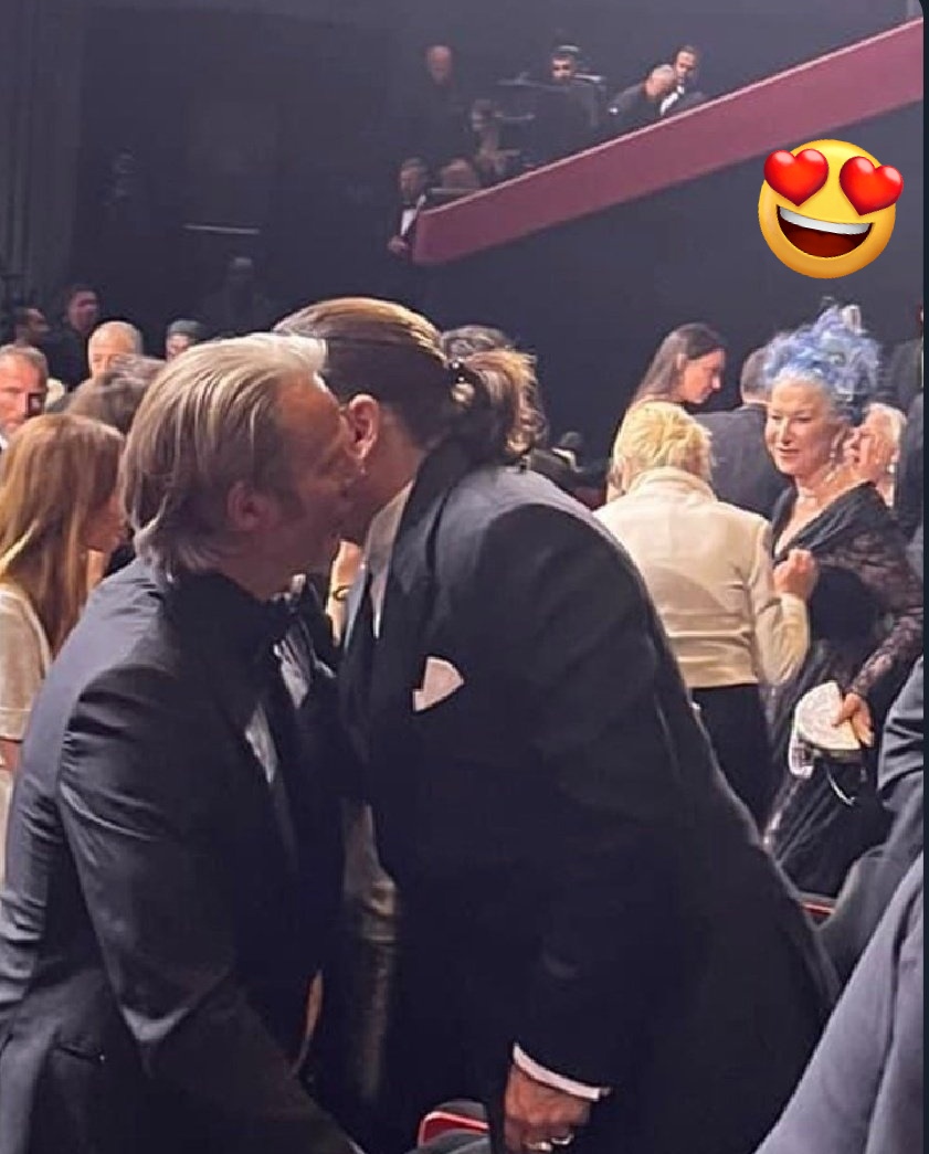 pauldepp07's tweet photo. 7 minutes of standing ovation,at a festival known for booing films.I publish receiving him with love , Actors like Mads and Hellen Mirren delighted with him, dinner at Dior , THE PHOTO OF DIOR IS THE MOST LIKED ON THE SITE , more than 1 million likes...
#JohnnyDeppKeepsWinning https://t.co/n5MPjNHMLy