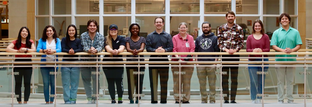 📸 Our Spring 2023 group photo to end the semester and kick off the summer! 🌞😎