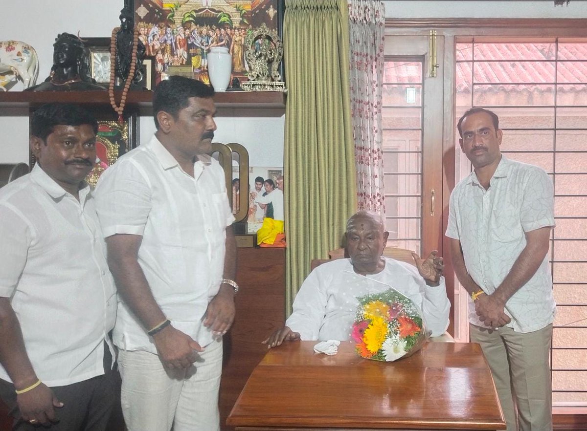 HTManjuJDS's tweet photo. ಇಂದು ಬೆಂಗಳೂರಿನಲ್ಲಿ ಮಾಜಿ ಪ್ರಧಾನಿ ಹಾಗೂ ಜೆಡಿಎಸ್ ಪಕ್ಷದ ವರಿಷ್ಠರಾದ  ಎಚ್. ಡಿ. ದೇವೇಗೌಡ ಅಪ್ಪಾಜಿ ಅವರ ನಿವಾಸಕ್ಕೆ ತೆರಳಿ ಅವರ ಹುಟ್ಟು ಹಬ್ಬದ ಶುಭಾಶಯ ಕೋರಿದೆ.
ಈ ಸಂದರ್ಭದಲ್ಲಿ ಮನ್ಮುನ್ ನಿರ್ದೇಶಕರಾದ ಡಾಲು ರವಿ , ಎಂ ಡಿ ಸಿ ಸಿ ಬ್ಯಾಂಕ್ ಉಪಾಧ್ಯಕ್ಷರಾದ ಅಶೋಕ್ ಜೊತೆಗಿದ್ದರು
#TeamHTM #ಜೆಡಿಎಸ್ https://t.co/QO5AcYzCYs
