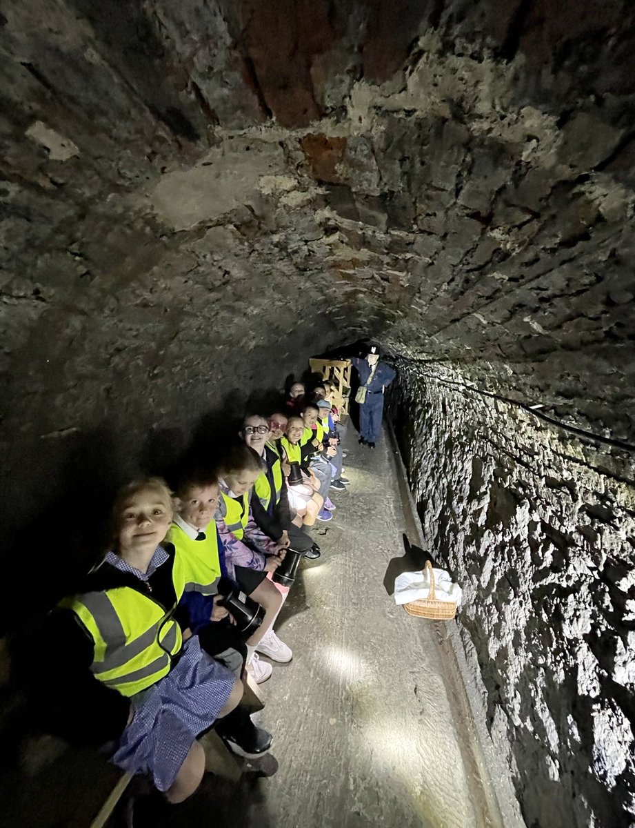 MrsAndersonRPS's tweet photo. Y4 @RedesdalePrim had a fantastic day out at @Victoria_Tunnel in Ouseburn. We also had our lunch with horses at @Stepneybank before a walk along the quayside to sketch the historical landmarks and admired local artists that we had learnt about earlier in the year! #mul  ❤️ https://t.co/QkQU3BzbhY